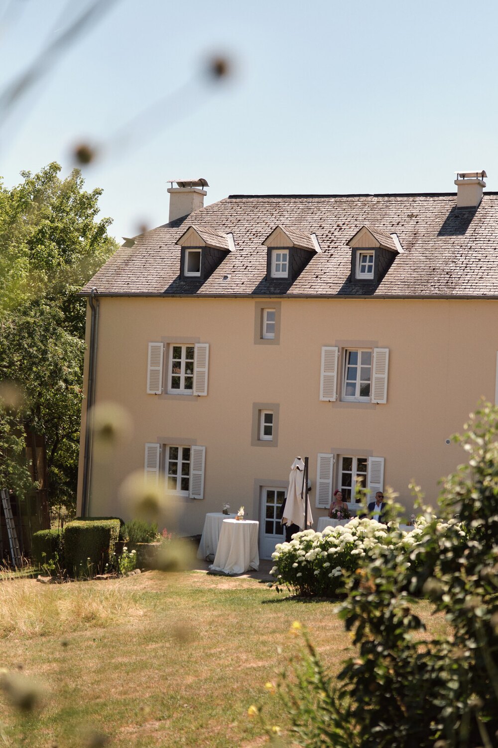 The main house at Hazelnut House in Girsterklaus, with the drinks table on the lawn