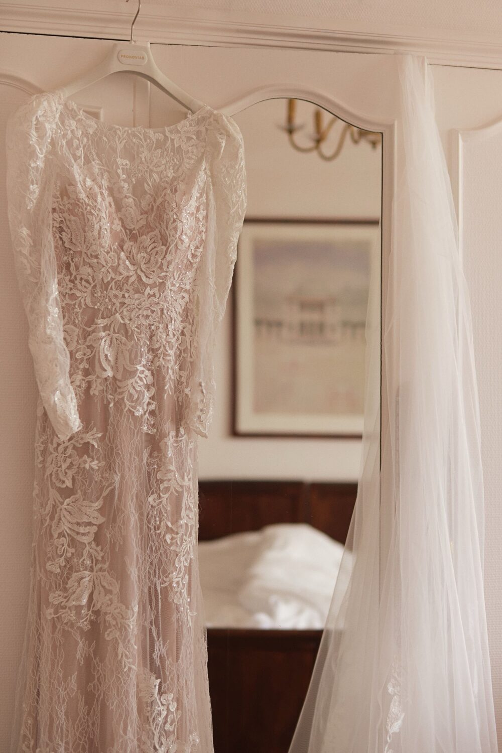 Bride and groom at architectural archway — editorial gold tone