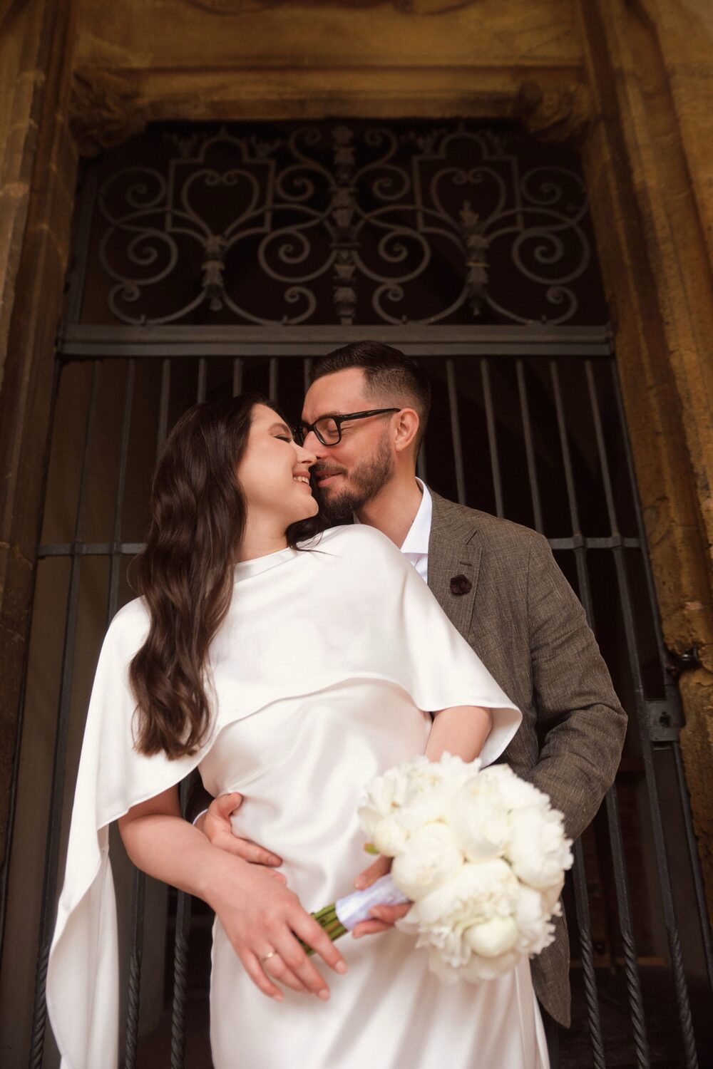 Couple at the chateau railing — Luxembourg view