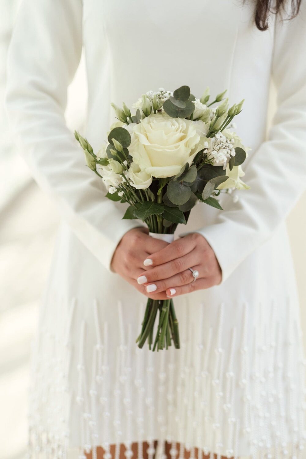 White roses bouquet — black and white detail